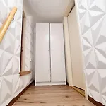 2 Separate Bedrooms And Living Fully Equipped With Ac Budapest