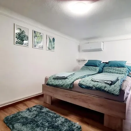 2 Separate Bedrooms And Living Fully Equipped With Ac