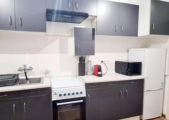 2 Separate Bedrooms And Living Fully Equipped With Ac *