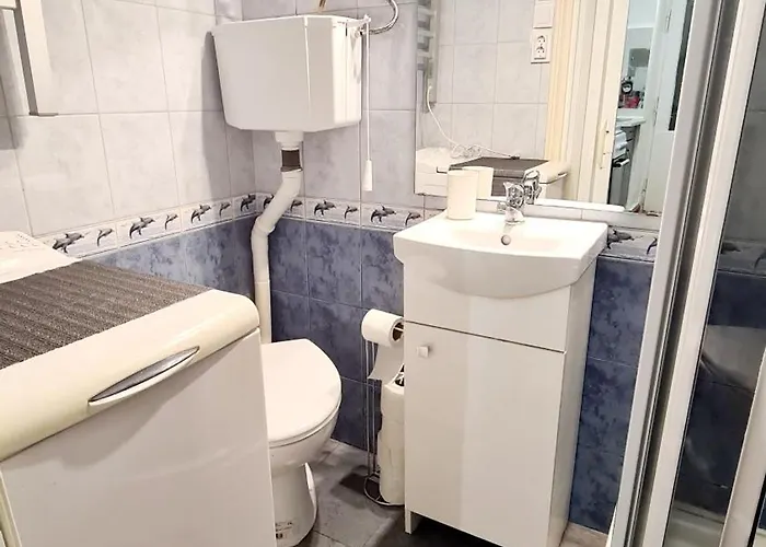 2 Separate Bedrooms And Living Fully Equipped With Ac