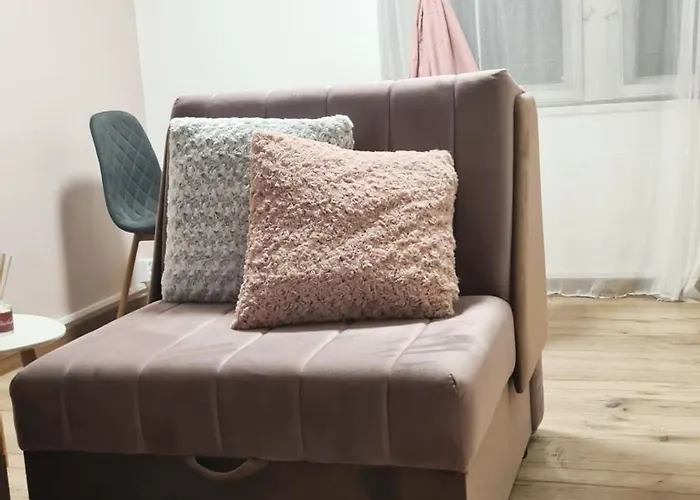 2 Separate Bedrooms And Living Fully Equipped With Ac *