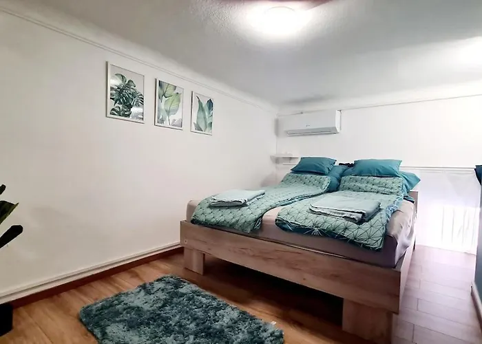 2 Separate Bedrooms And Living Fully Equipped With Ac