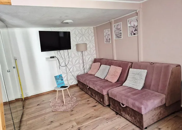 2 Separate Bedrooms And Living Fully Equipped With Ac *