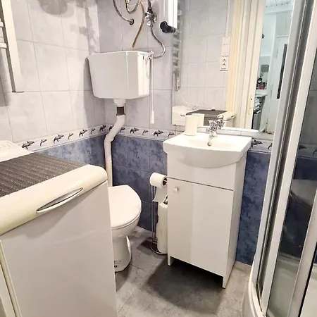 2 Separate Bedrooms And Living Fully Equipped With Ac