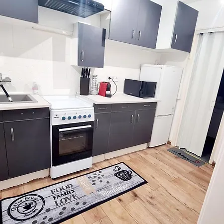 Apartament 2 Separate Bedrooms And Living Fully Equipped With Ac