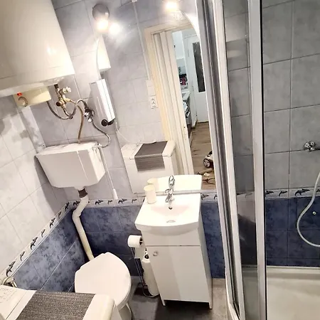 2 Separate Bedrooms And Living Fully Equipped With Ac Apartament