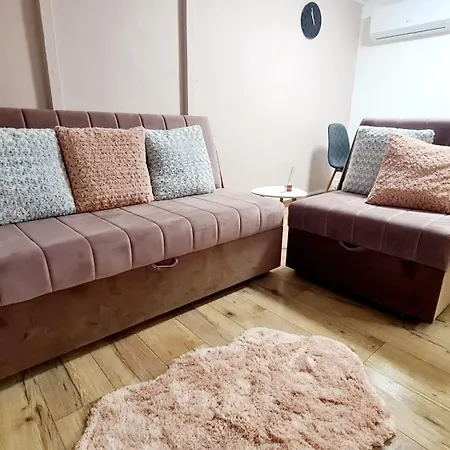 2 Separate Bedrooms And Living Fully Equipped With Ac *