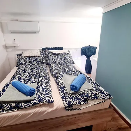 2 Separate Bedrooms And Living Fully Equipped With Ac Budapest